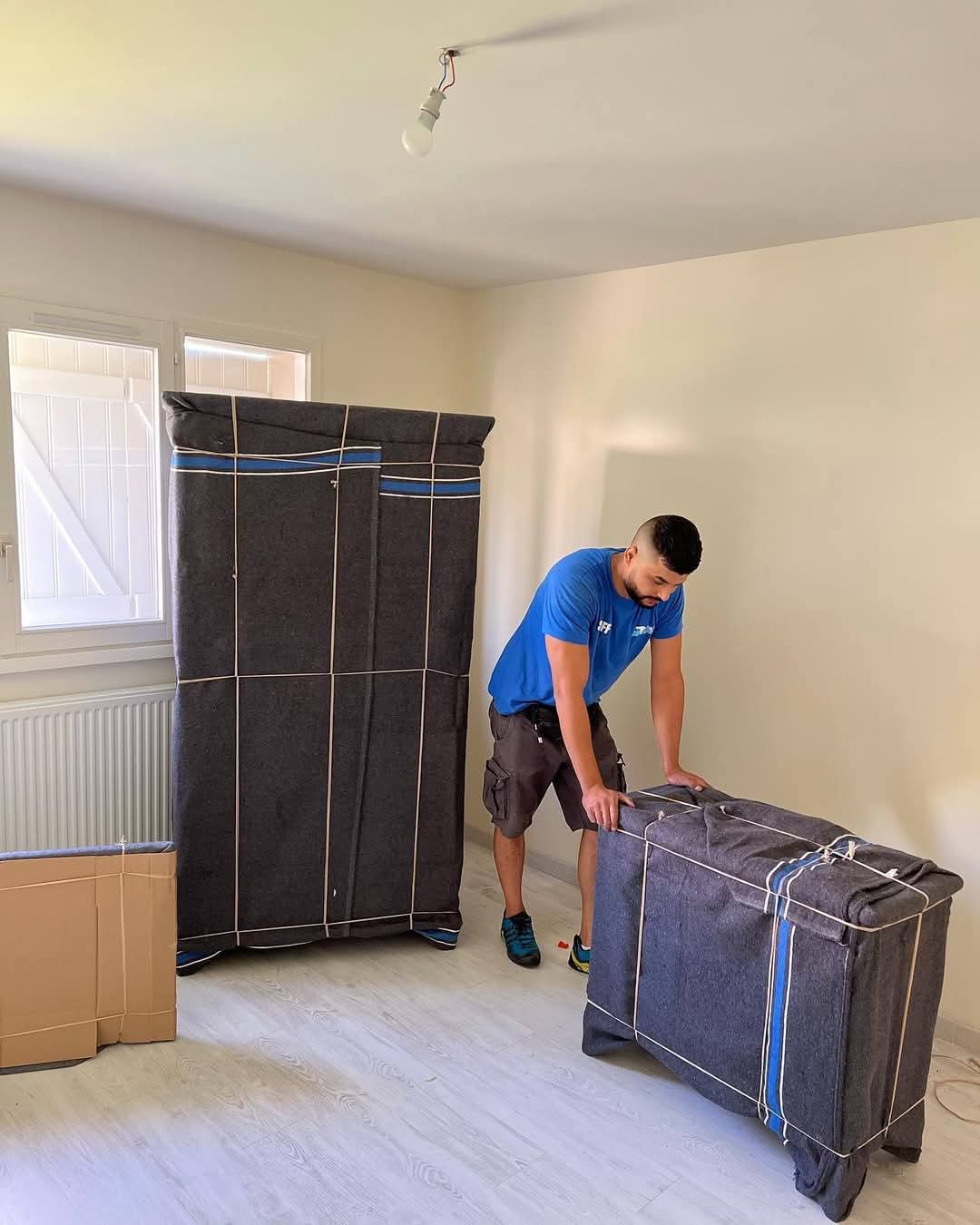 Employé MovingMaroc emballant des meubles