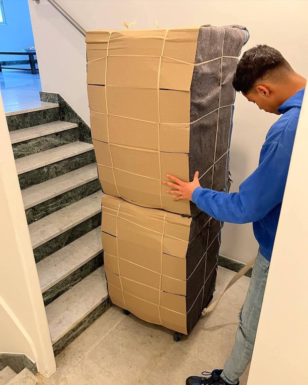Transport de cartons dans les escaliers