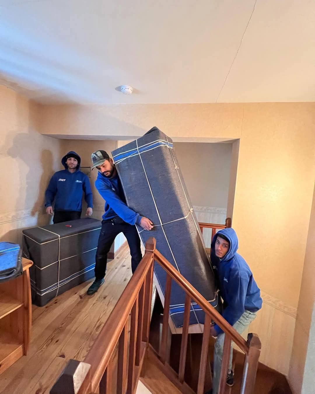 Équipe MovingMaroc dans les escaliers